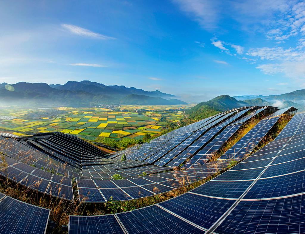 案例与项目 4 太阳能产业 Solar Energy Division 信义光能控股有限公司是全球最大的太阳能光伏玻璃制造商 2013 年 12 月 12 日 于香港联交所主板上市 股票代码 00968.