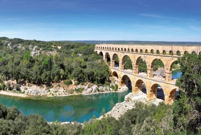 亞維儂 南法普羅旺斯最富盛名的觀光重鎮, 此城曾經是教皇最鍾愛的藝術之都, 昔日為教皇落難離開羅馬的陪都, 著名的十二世紀斷橋, 由亞維儂斷橋所流傳的歌曲 Sur Le Pont D Avignon ( 在斷橋上的亞維儂 ) 可是法國的著名童謠哦 ~ 午餐 : 法式料理晚餐 : 法式料理 嘉德古橋 羅馬人在普羅旺斯留下的精湛建築藝術代表, 古羅馬建築遺跡 - 水道橋,