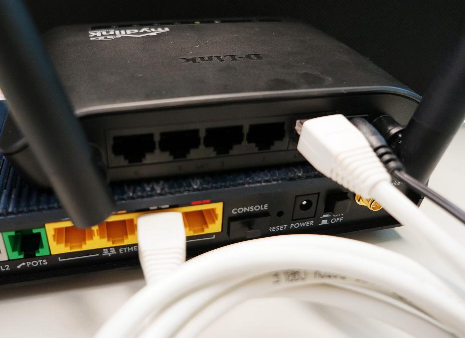2 用一條網路線, 將一端接在 ADSL/ 光世代數據機或 Cable Modem 數據機的網路埠中, 或是插在社區寬頻 學校 宿舍等設在牆壁上的網路埠, 另外一端接上 DIR-605L 的黃色 INTERNET 埠中 (