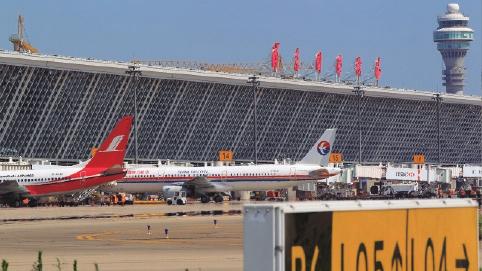 新航线成为第一条上海直达美国南部 的航线, 达拉斯 / 沃斯堡国际机场航空中转站与 都会门户的作用, 以及其美国航空公司的主要 基地的地位都将带动上海机场的发展与全方位 的提升 浦东机场航班架次高峰小时容量调整为