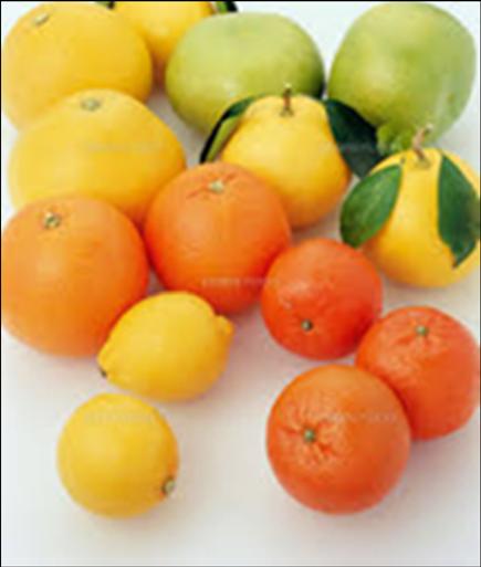 用機器或手擠壓柑橘皮中含有的 精油 由於不加熱精油