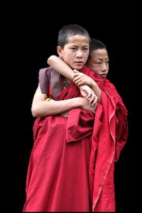 夏 宮 搬 遷 到 普 納 ( 又 冬 宮 南 部 阿 薩 姆 反 政 府 武 裝 喪 1 Lama 藏 性