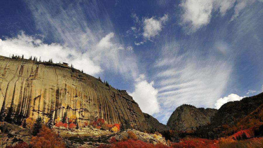 可哥托海國家地質公園可哥托海是中國第一個以典型礦床和礦山遺址為主體景觀的國家地質公園, 加上獨特的阿爾泰山花崗岩地貌景觀和富蘊大地震遺跡, 使它具有了豐富多樣的科學內涵和美學意義, 這些地質遺產具有世界罕見的珍稀價值, 構成了新疆環準噶爾神秘旅遊線上耀眼的一道風景線 額爾齊斯河水源頭自然風光 ; 伊雷木湖湖水清澈透明, 夏季氣候涼爽宜人, 是度假的好去處 ;