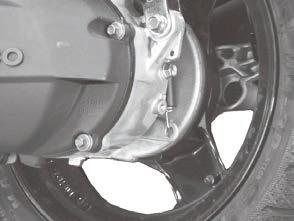 6. 騎乘前檢查 n 齒輪油交換 < 交換時期 > 新車第㆒次 300 公里更換, 以後每半年或 3000 公里更換㆒次 推薦齒輪油 : 光陽齒輪油或 SAE90# 規格之齒輪油 < 交換方法 > 1. 在平坦的 面將主腳架撐起來 2. 取 放油螺栓及齒輪油注入口螺栓 3. 引擎暖和時實施, 齒輪箱內之殘留齒輪油較容易流出來 4. 將放油螺栓洗淨後鎖緊 5.