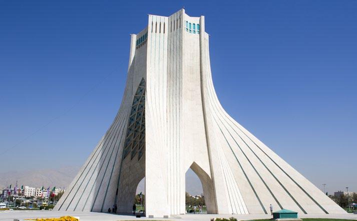 11 4 景点 2 必去景点 自由纪念塔 1 最热榜单 自由纪念塔是乃至整个伊朗的地标性建筑之一, 位于自由纪念广场中央, 塔高 50 米, 呈倒 Y 型, 建筑风格属于 萨珊王朝和伊斯兰传统建筑风格的结合体 这座纪念塔是为 了庆祝波斯帝国建国 2500 周年而建, 象征了伊朗追求和平 与自由的坚定信念 TOP 1 自由纪念塔 TOP 2 古列斯坦皇宫 宫 TOP 4 王宫建筑群 TOP 3