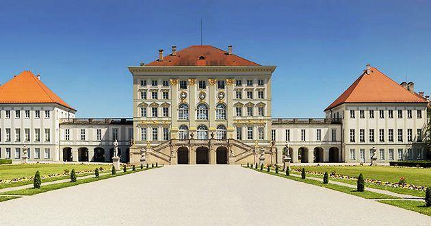 今日上午您可前往新天鵝堡參觀, 新天鵝堡 Castle Neuschwanstein 是由巴伐利亞國王路德維希二世興建, 他曾在郝恩修瓦高城 (Hohenschwangau 又稱舊天鵝堡 ) 度過了童年, 那座城堡內的中世紀傳說及浪漫風格, 深深影響了這位國王,