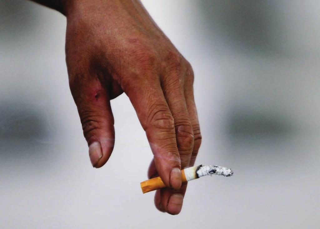 2 吸烟行为与电子烟 在中国, 吸烟 ( 包括卷烟 雪茄 烟斗和水烟等可燃烟草制品 是最主要的烟草使用形式 (