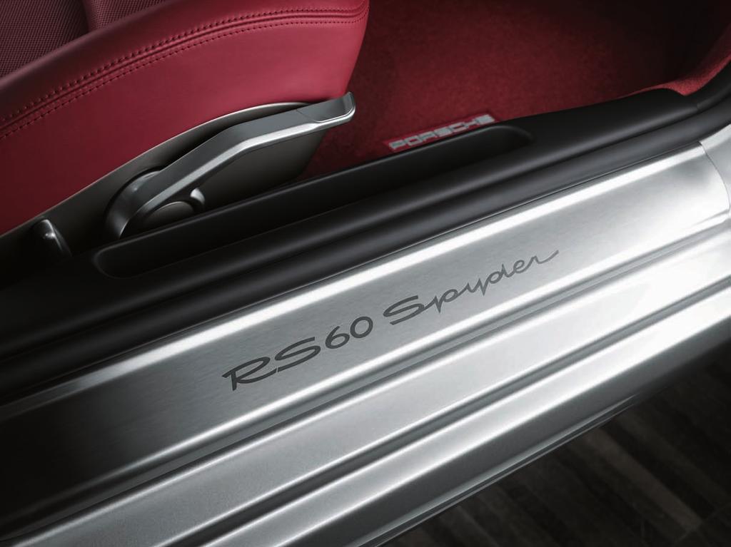 Boxster RS 60 Spyder 内饰 : 极具运动风格 不锈钢车门槛护板上的 RS 60 Spyder 标志 彰显了该车的独特性 手套箱盖上低调精致的铭牌证明它是 1,960 辆限量版汽车之一 动人的 Carrera