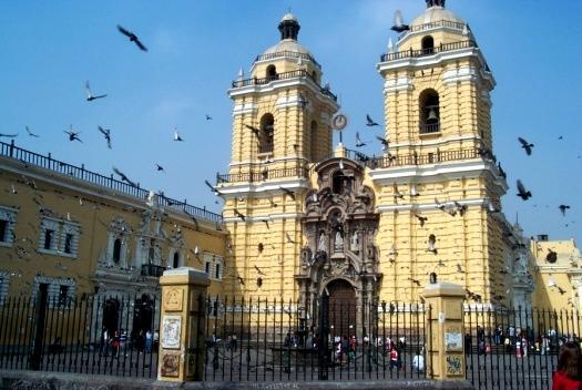 下午展開市區觀光, 參觀印加手工藝品市場 總統府廣場 聖馬丁廣場等, 廣場中央豎立著秘魯獨立英雄 聖馬丁