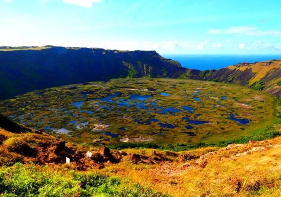 Easter Island/ 聖地牙哥 參考航班 :LA 844 IPC/ SCL 1205/1850 島上西方諾大的火山口湖 Rano Kao, 證明復活節島確實是在 30 萬年前有 3
