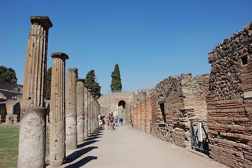 * 等於康泰已安排岸上觀光行程 郵輪上中式午餐航班上 05:00 - 古羅馬廢墟 - 君士坦丁凱旋門 外觀拍照 Colosseum(Entrance)-Foro Romano(Photo Stop)-Arch of Constantine(Photo Stop)- 羅馬競技場 : 建於公元 72 年 -82 年間, 是古羅馬時期最大的圓形角鬥場, 現僅存遺迹位於意大利羅馬市的中心 古羅馬廢墟 :