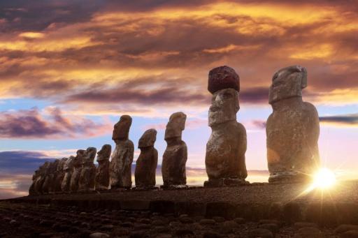 今日安排神秘摩艾雕像探索, 首先前往 安那加那 Anakena 海邊的 3 座石台, 是舉辦儀式的祭台, 豎立的雕像全面向島內, 每座摩艾造型不同, 可以看到戴帽子的摩艾 位於島之東北邊的巨大圓形石頭, 是被古代島民認為是象徵世界的肚臍或中心 續往東邊的拉諾拉拉庫 Rano Raraku, 是一處規模龐大的火山的採石場 Quarry, 散佈許多大小的雕像, 有的完工等待搬運 有的尚未完工
