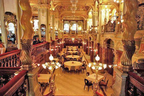 紐約咖啡館 布達佩斯 不僅有全世界最美的麥當勞 全世界最美的 書店 更有全世界最美的咖啡館 電影 紅雀 Red Sparrow 也曾於此取景 被評為世界最美咖啡館之一 的 紐約咖啡館 New York Cafe 所在的地方 是一棟