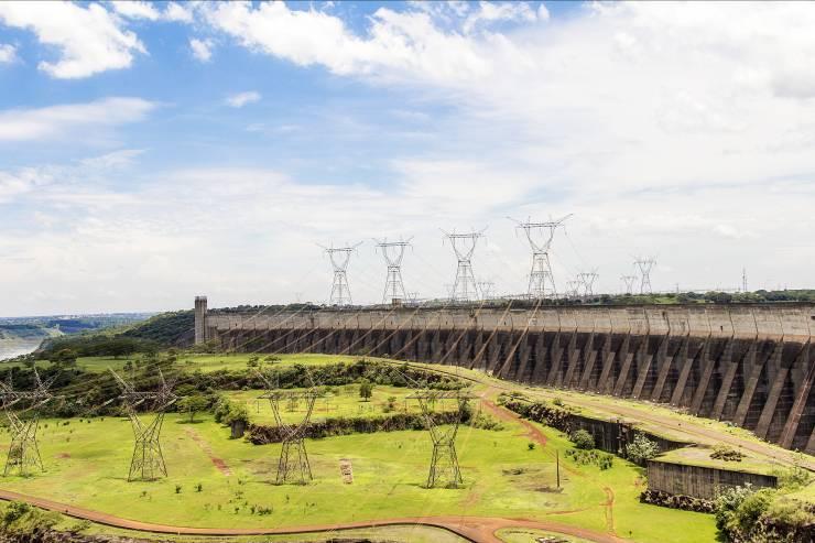 (Itaipu Dam), 觀看巴西與巴拉圭兩國大水壩與瀉洪道波瀾壯觀的場面 隨後, 伊瓜蘇市區觀光 : 參觀巴西 阿根廷 巴拉圭三國交界點, 並前往參觀巴西寶石原礦組合而成的礦石公園