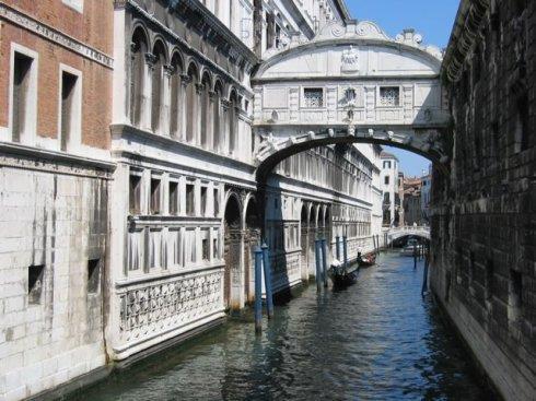 Giustinian 威尼斯建築師推崇的這種典雅的直線型風 格 直到 16 世紀末巴洛克風格盛行 仍未被完全取 代 在黃金宮的底層有一個凹進的柱廊 可以直接從運河進入門廳 嘆息橋 Ponte dei Sospiri