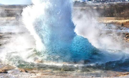 I 間歇噴泉 : 大大小小的間歇噴泉散落各處, 噴發高達數十公尺之蒸氣噴泉, 蔚成奇觀 間歇噴泉 I 黃金瀑布 : 著名的斷層峽谷瀑布 經冰川溶化而成的河水如萬馬奔騰, 傾瀉而下, 壯觀非常 I 火山湖 : 橢圓形的火山湖約 6,500 年前形成, 由雨水和融雪積存而成的湖水, 像是一顆碧綠的寶石 藍湖溫泉 I