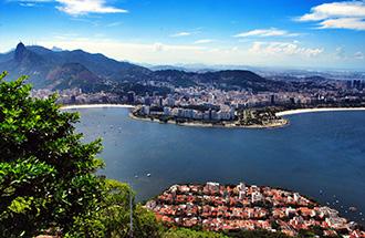 是巴西僅次於聖保羅的第二大城市 里約熱內盧, 在葡萄牙語中意為 一月的河, 因葡萄牙人 1505 年 1 月遠航到此而得名 60 年後開始建城 從 1763 年到 1960 年一直是巴西的首都 1960 年 4 月,