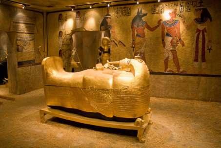 孟農神像 ~ 喀納克神殿 ~ 樂蜀神廟 Luxor~Valley of the Kings~King Tut Tomb ~Karnak Temple ~The Colossi of Memnon ~ Luxor Temple 帝皇谷 : 所在的是尼羅河西岸一片縱橫交錯的石灰岩深谷, 每當陽光照到那座最高的阿爾庫倫山的山峰上,