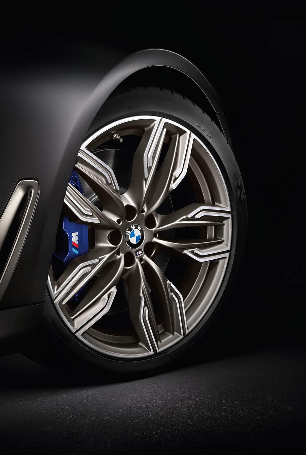 讓動力穩穩傳遞至路面 為了確保隨時發揮優異的煞車表現, M Performance automobiles 搭載最頂尖的煞車系統, 還可搭載專屬 M 款跑車化煞車套件 此外, 配備 BMW xdrive 智慧型可變四輪傳動系統的