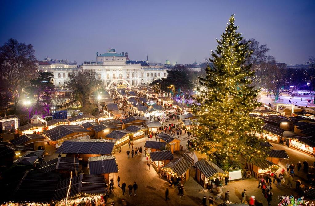 奧地利維也納 維也納是一座因節日的到來而煥然一新的城市 奧地利首都維也納有著悠久的傳統 在整個維也納市中心, 盛大的聖誕燈飾與這座城市的皇家建築以及熱紅酒和包含果醬的甜甜圈相得益彰 在整個維也納, 您會發現無數聖誕市集, 從像美泉宮 ( 熊布朗宮 ) 和美景宮 ( 貝維帝爾宮 ) 這樣的大型市集, 到外圍地區的小型當地市集 當然, 最大的維也納聖誕市集是維也納優雅的市政廳外的 Rathaus