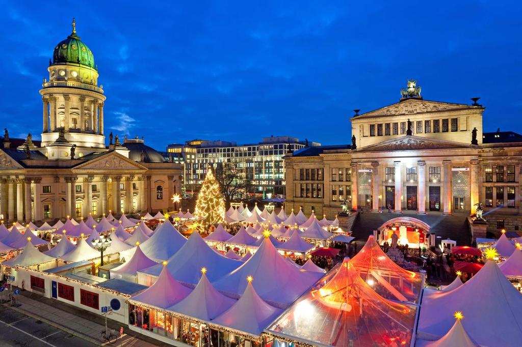 德國柏林 有時, 歐洲城市不僅有一個大的聖誕市集, 而且還有很多小市集 柏林似乎就是這樣做的, 通常有 60 到 80 個獨立的市集分散在整個德國首都 很有可能, 這些市集中至少有一個會適合您 如果沒有, 請繼續下一個!
