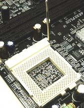 安裝 CPU 本主機板支援 Socket 462 系列之 AMD Athlon 及 Duron