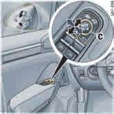 1. 按下驾驶员侧后视镜的选择按钮 A 和乘客侧后视镜的选择按钮 B 已按下按钮上的指示灯亮起 2.