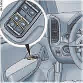 章节 电动后车窗 / 遮阳卷帘按钮 升起后侧车窗遮阳卷帘 f 拉起后车门或驾驶员侧车门内侧相应的电动车窗按钮