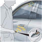 连接车辆蓄电池后, 存储车窗的极限位置如果蓄电池被断开又重新连接, 门窗的最终位置记忆丢失 车窗的单触式操作功能被停用 对所有车窗执行以下操作步骤 : 1.