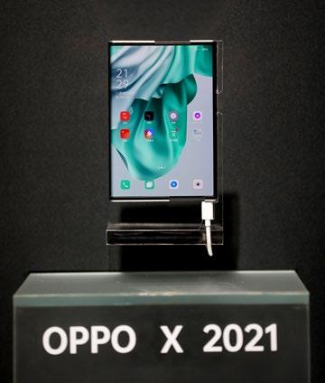 案例 117 项专利撑起 卷轴屏概念机 在 2020 年 OPPO 未来科技大会上,OPPO 发布了一款 OPPO X 2021 卷轴屏概念机, 它搭载一块最小 6.7 英寸 最大 7.