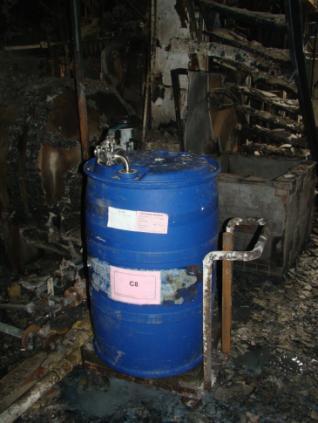 災因研析 初步研判由於乙酸乙酯為易帶靜電荷之物質, 依據 2007 年美國愛荷華州工廠火災爆炸事故經驗發現, 在進料口附近若易燃物蒸氣與空氣混合濃度已達爆炸下限 (LEL) 以上的條件下,