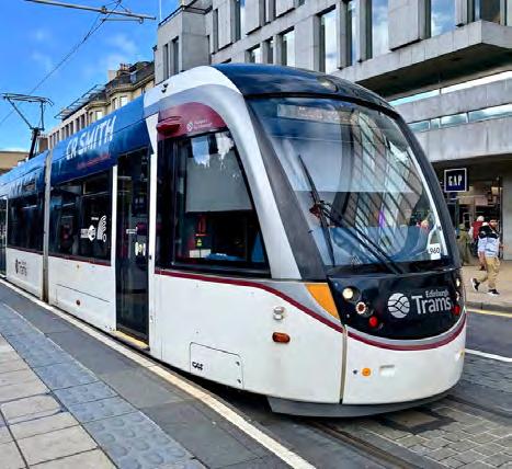 com/ 有轨电车 Tram 爱丁堡的有轨电车 Tram 线路是从市内的 York Place 到 Edinburgh Airport, 贯穿 15 个站,