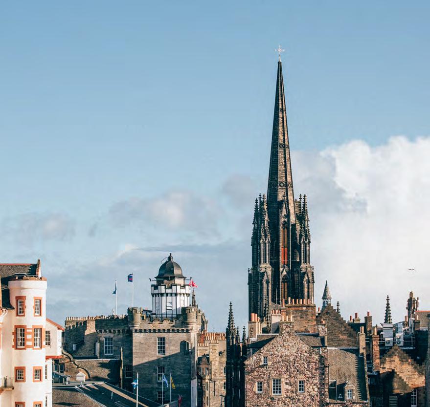 初识爱丁堡 Hello Edinburgh 半面是山, 半面是海, 爱丁堡这座城市有着古朴的坚定, 也有流动的魅力 走在错落的街道和古老建筑之间, 每次回头都有新风景 : 爱丁堡城堡面海而立, 守护皇室的荣耀 ; 卡尔顿山俯瞰高地脉络, 将城市风景尽收眼底 ; 上亿年的地貌呈上亚瑟王座,