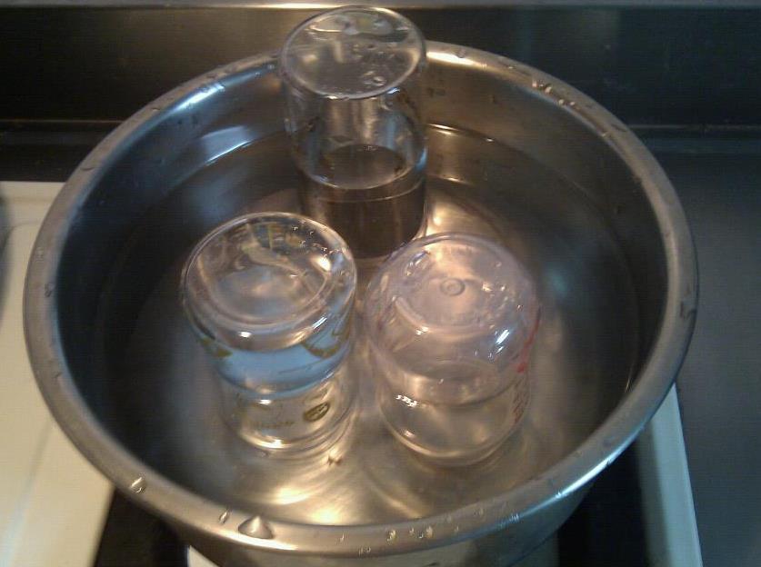 0-6 個 月 的 生 活 照 顧 奶 瓶 消 毒 方 式 -2 煮 沸 消 毒 所 需 器 具 : 鐵 鍋 或 專 用 消 毒 鍋, 內 附 架 子, 可 防 玻 璃 奶 瓶 碰 撞 消 毒 玻 璃 奶 瓶 : 於 冷 水 時 放 入, 水 量