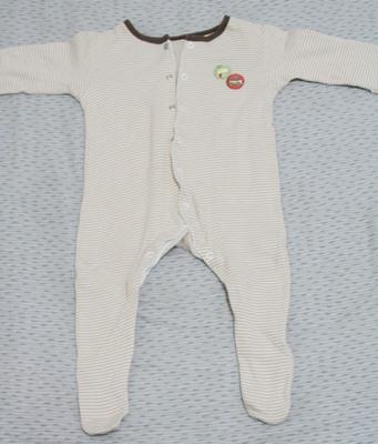 0-6 個 月 的 生 活 照 顧 寶 寶 衣 服 類 型 -2 連 身 裝 ( 兔 裝 ) 穿 法 : 1.