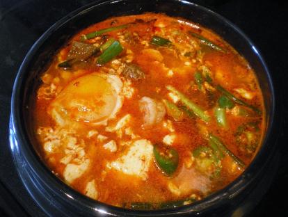 質 的 美 味 完 全 封 住, 而 流 至 銅 盤 邊 的 肉 汁, 更 是 最 甜 美 的 湯 頭 圖 4: 人 蔘 雞 湯 圖 5 : 銅 盤 烤 肉 ( 二 ) 傳 統 韓 國 飲 食 的 種 類 : 表 1-1 種 類 介 紹 圖