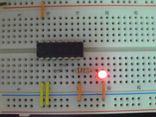 LED 不亮如圖 (13) ; 當 =1,=1 時, 輸出端 為 0, 則