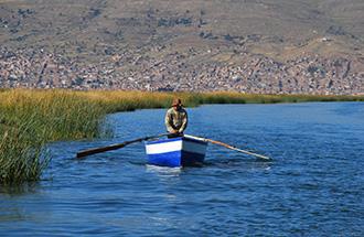 ( 海拔 3800 公尺 ), 前往湖中參觀由印第安人漁民以蘆葦編製成的水上浮島 - 烏洛斯島 (uros