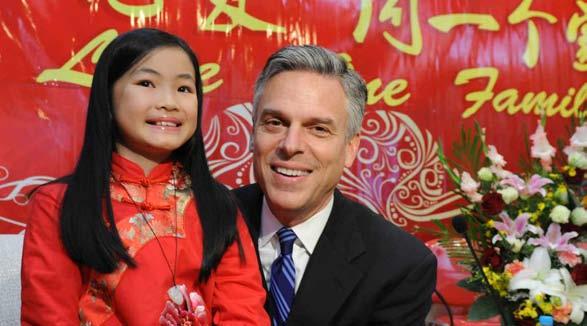 EXPERIENCIAS 的 中 Jon Huntsman junto a su hija china adoptada Yang Leyi.
