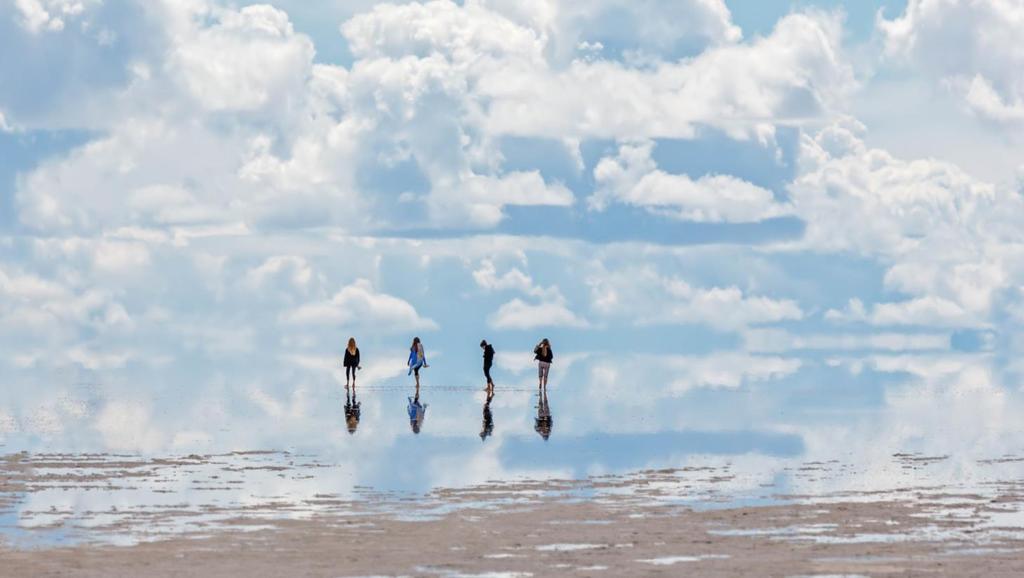 烏尤尼鹽湖 Salar de Uyuni 玻利維亞最大的產鹽地 位於烏尤尼小鎮附近 海拔約 3,700 公尺的山區 東西長 250 公里 南北最寬處 150 公里 總面積 1.