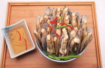 36 razor clam 500 g Seasoning: ginger slice 5 g green onion 5 g potherb mustard sauce 15 g 1. Cut ginger into shreds and green onions into segments. Clean the razor clam and remove the sand.