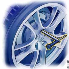 更换轮胎 1. 拆下 1 个或 2 个车轮螺栓 ( 见相应图示 ) 小心! 存在制动盘损坏风险 更换轮胎时, 一定要拧入装配辅助装置 对于未配备保时捷陶瓷复合制动系统 (PCCB) 的车辆, 拧入一个装配辅助工具 2.