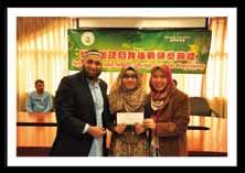 Zareenah Ho, Principal of the Islamic Kasim Tuet Memorial College, presented the awards to the successful students.