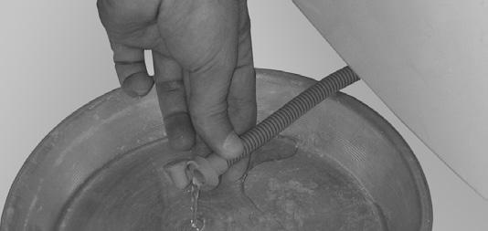 排出剩余的水 / 清洁过滤器 建议您定期检查和清洁过滤器, 每年至少两到三次 特别是 : 清洁泵 指示灯亮起 :