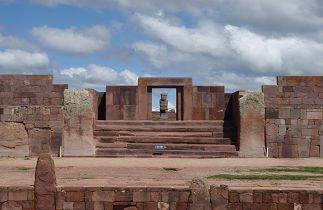 這個神祕遺址被 UNESCO 列為世界文化遺產, 包含有印加十字架形狀的阿卡帕納金字塔遺址 (Akapana