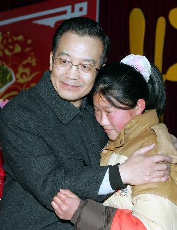国家主席胡锦涛到北京佑安医院看望了艾滋病患者, 慰问医务人员和志愿者
