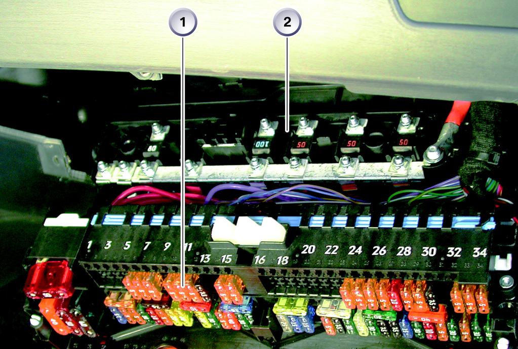 手套箱保险丝支架容纳大部分保险丝 DME/DDE 预热装置和点火 / 起动开关的总保险丝位于手套箱保险丝支架的背面
