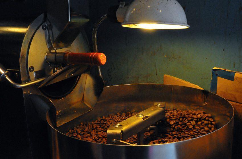 烘焙 : 咖啡生豆經由烘焙後, 顏色由青轉為咖啡色, 咖啡的香味也激發出來了 不同產 地的咖啡豆配合所需要的用途不同, 烘焙成不同的程度 烘焙法可參考烘焙廠的 簡介 調配 : 圖 2-6 烘培法 咖啡豆烘焙之後,