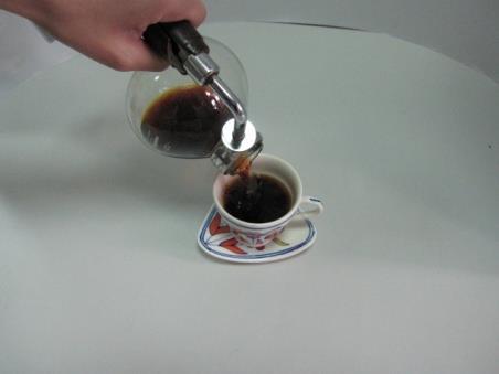 而 且咖啡水最為乾淨清澈 因此最適合用來品嚐淺 焙或中焙的優質烘焙豆 圖 2-11 虹吸壺萃取法 注意事項 1.