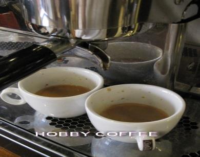 5. 按下需要萃取 CC 數, 開始萃取, 靜待萃 取完成後即可 圖 2-16 義式咖啡機萃取法 注意事項 1.